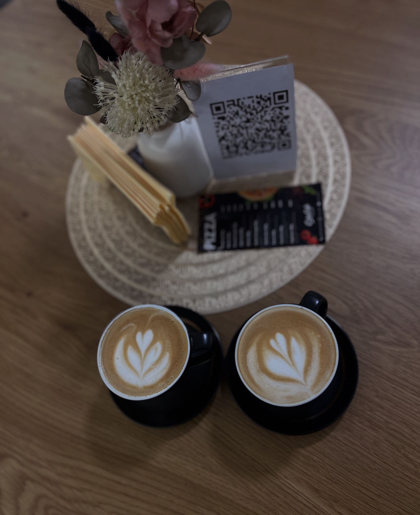 Barul și terasa Criss Cafe pe Piața Trandafirilor