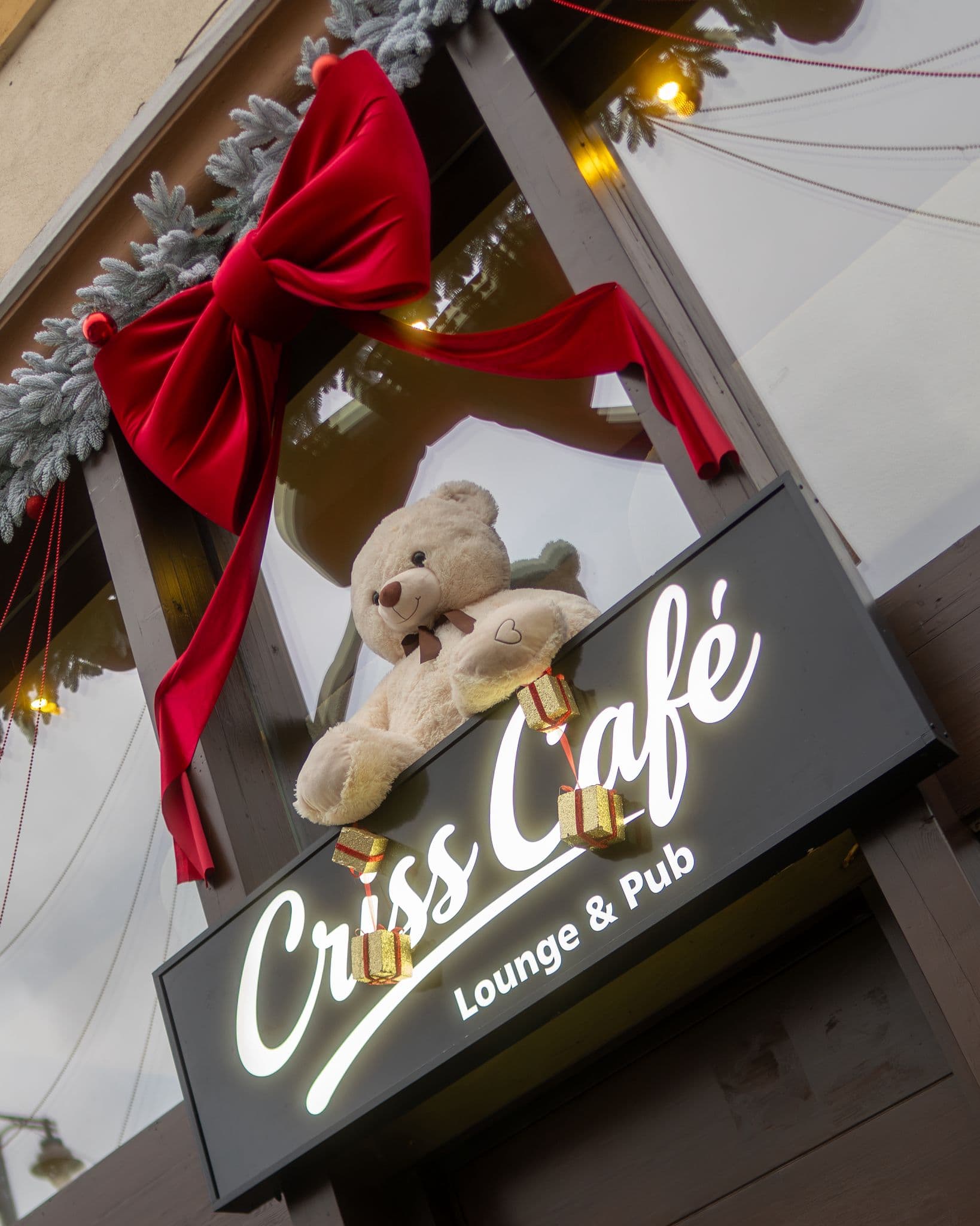 Atmosfera din Criss Cafe, lounge pe Piața Trandafirilor în Târgu Mureș