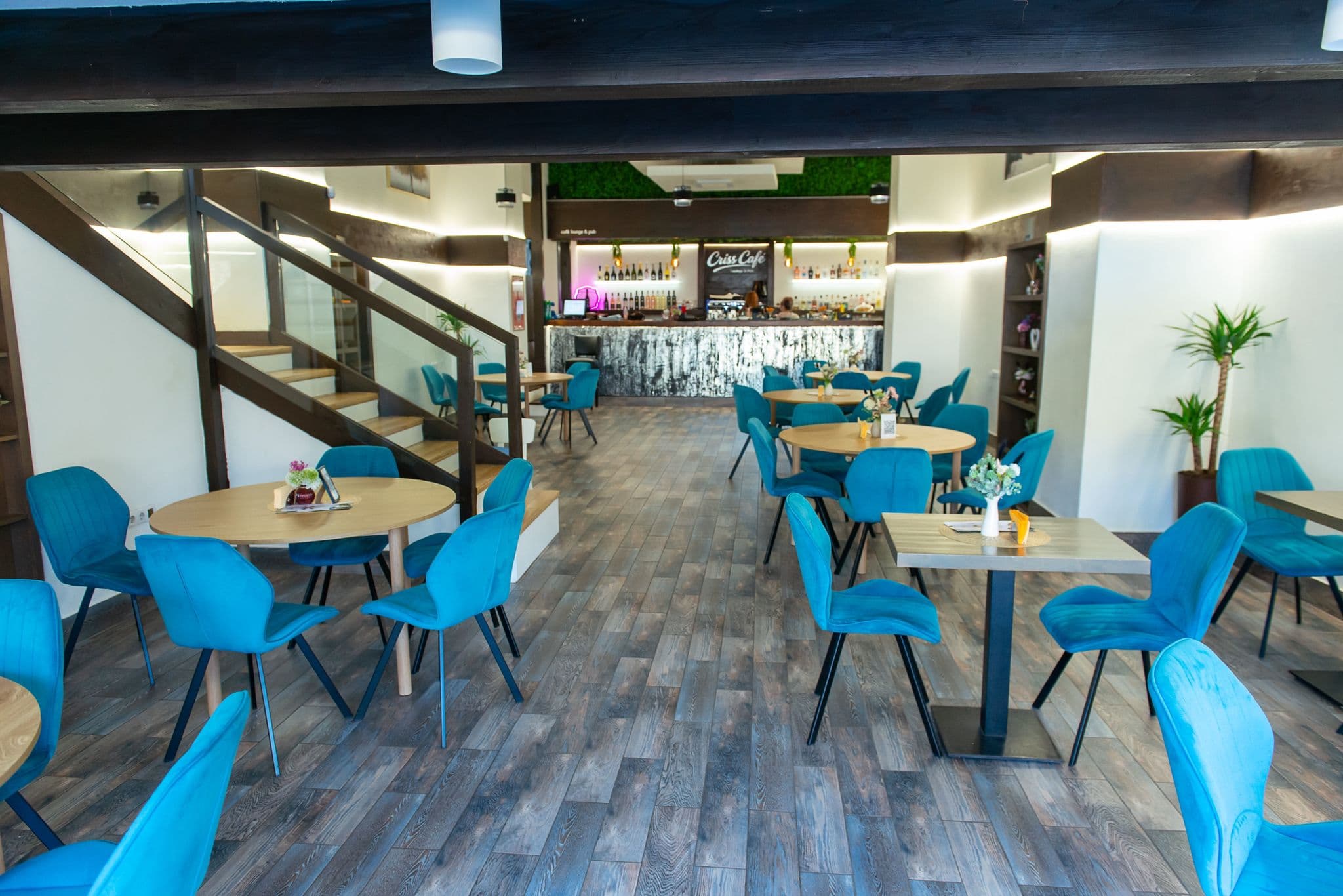 Interiorul Criss Cafe, cafenea în centrul Târgu Mureșului
