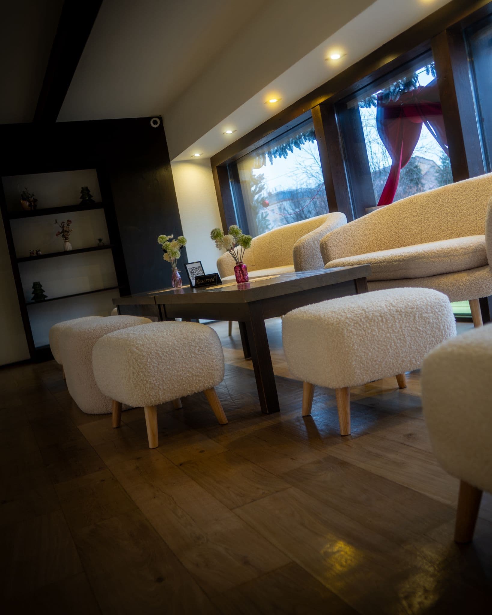 Atmosfera din Criss Cafe, lounge pe Piața Trandafirilor în Târgu Mureș